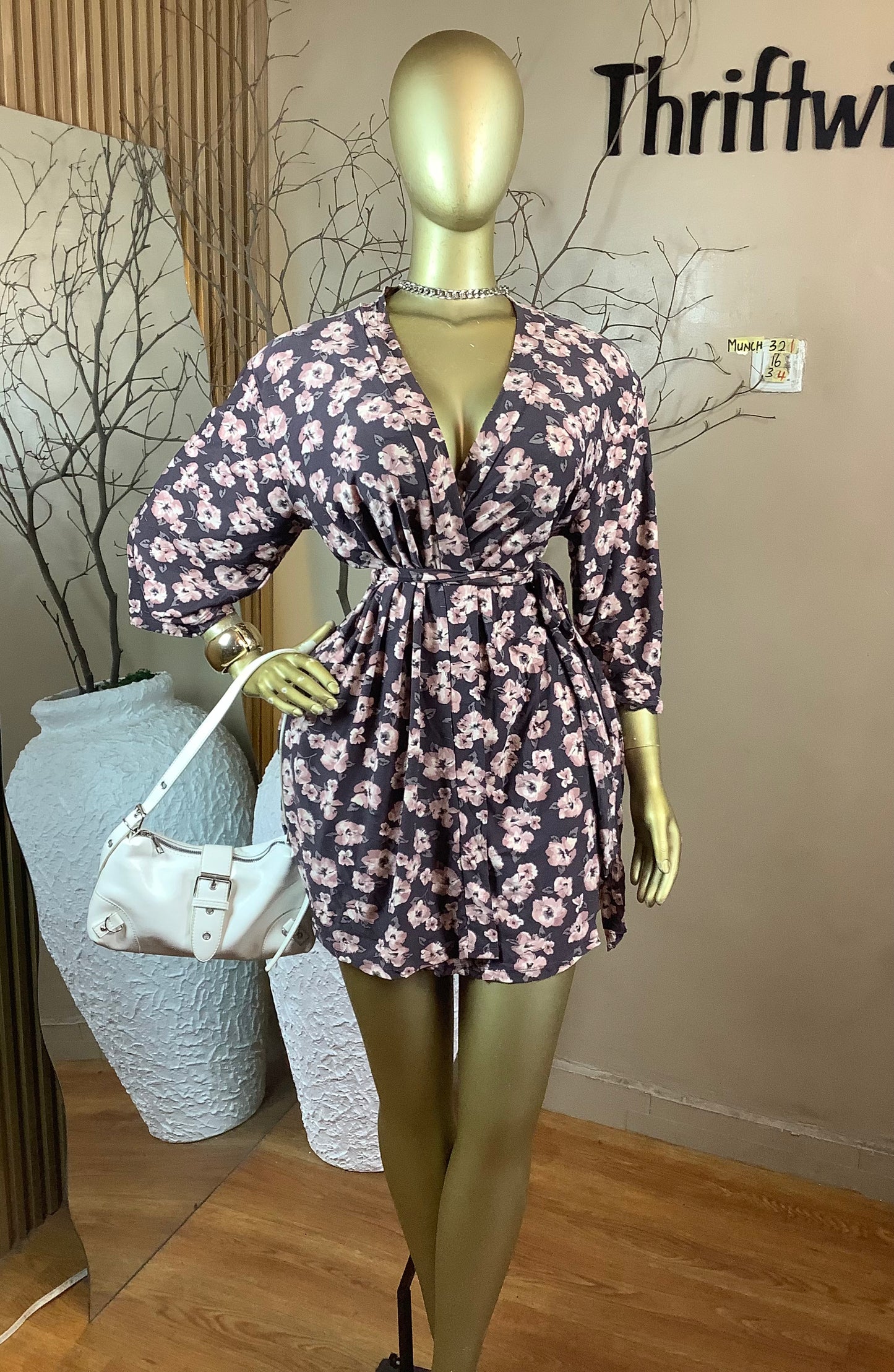 SIZE16 MUNCH321 Length34 (floral)(Wrap dress)