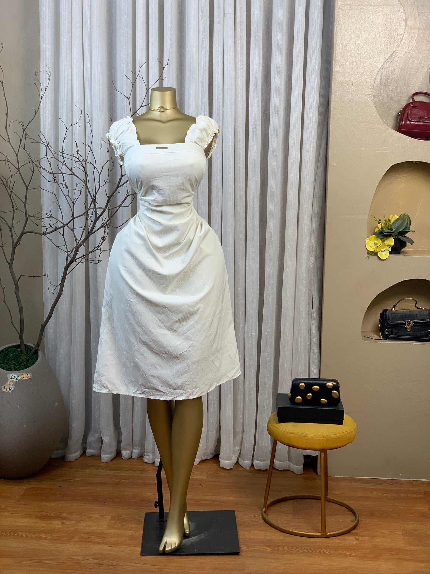 LEE26 SIZE6 White DRESS Length48