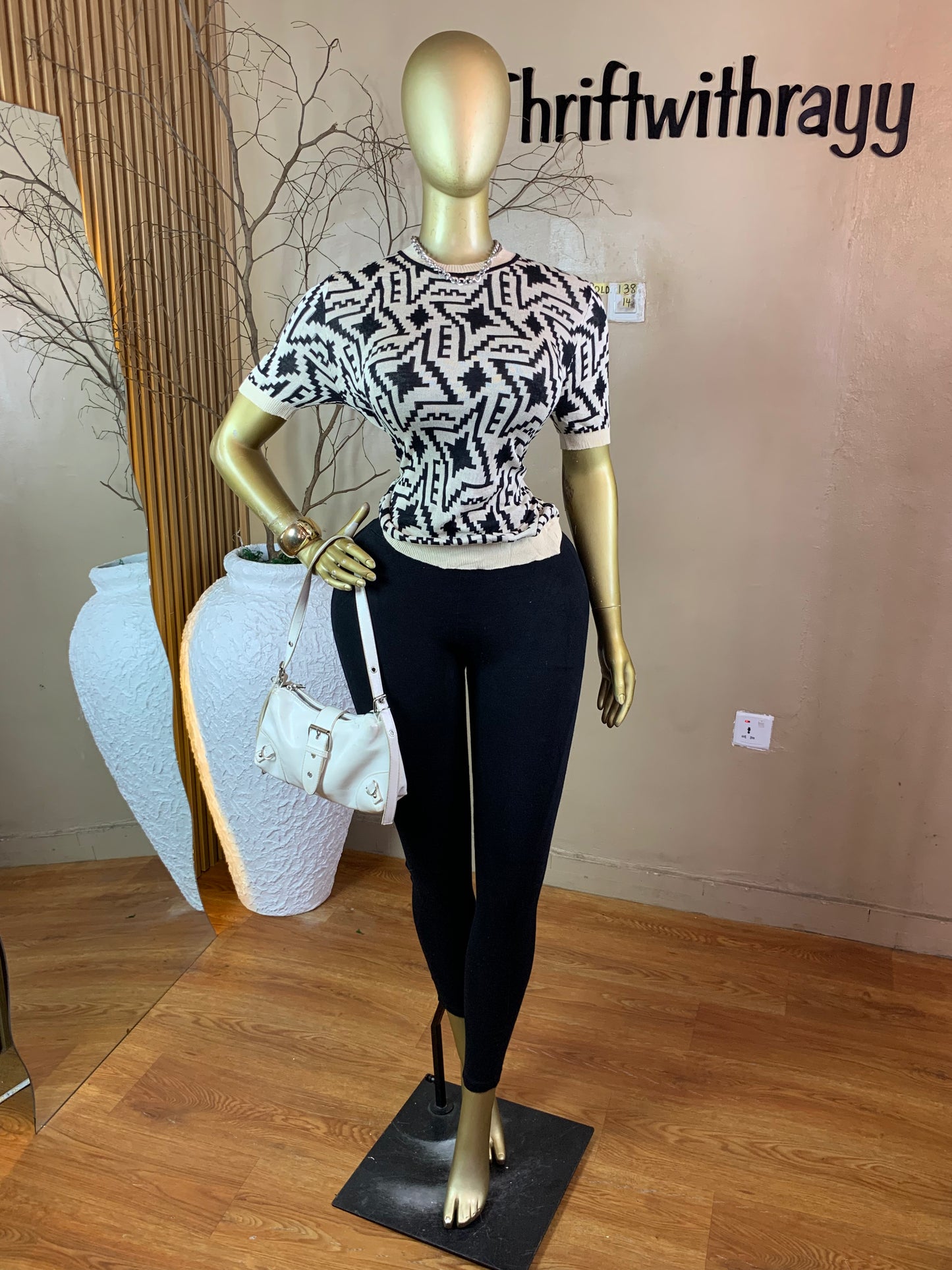 BOLD138 SIZE14 cream&black top