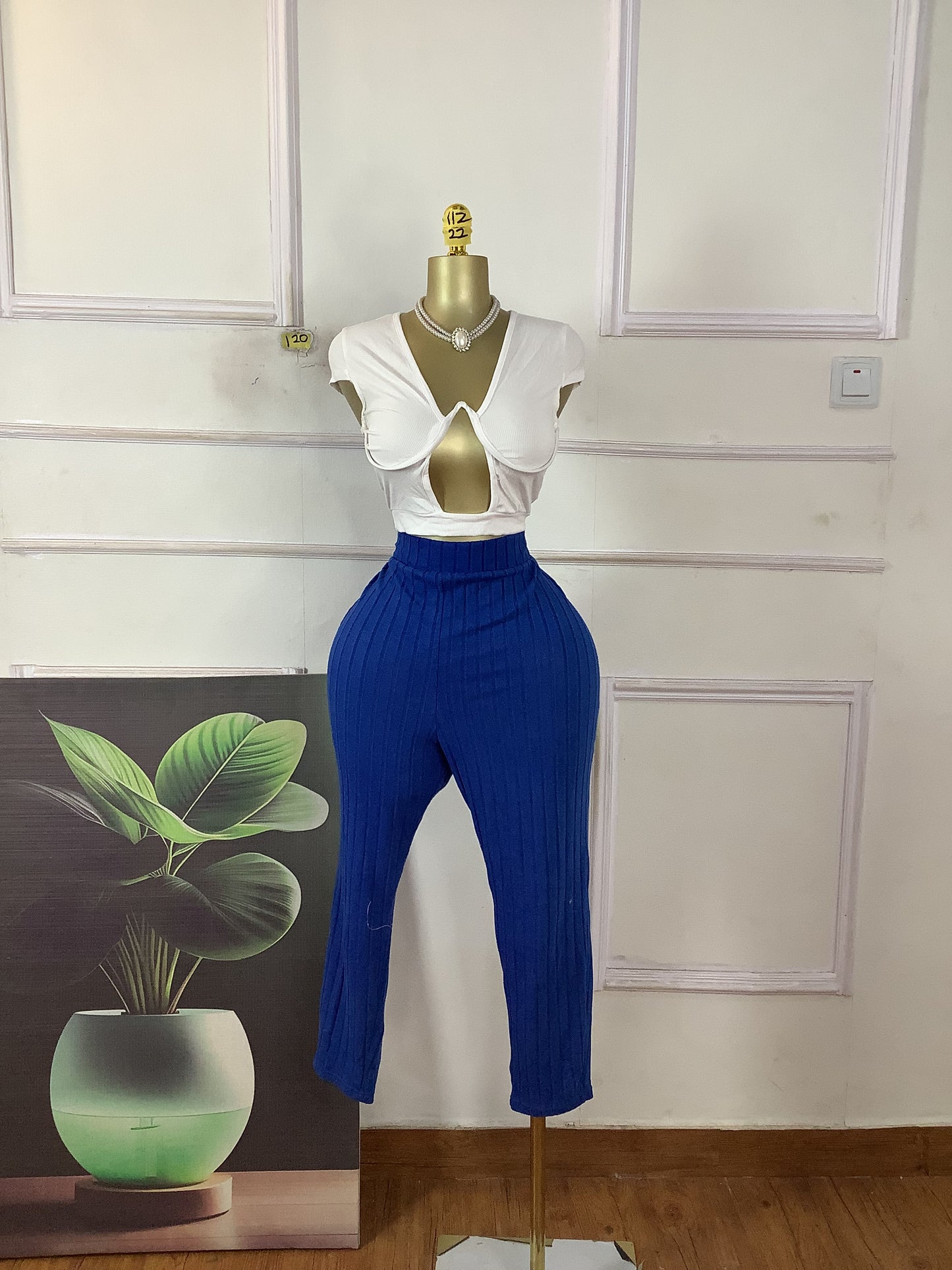 11z120 SHEIN Size 22(pant only)