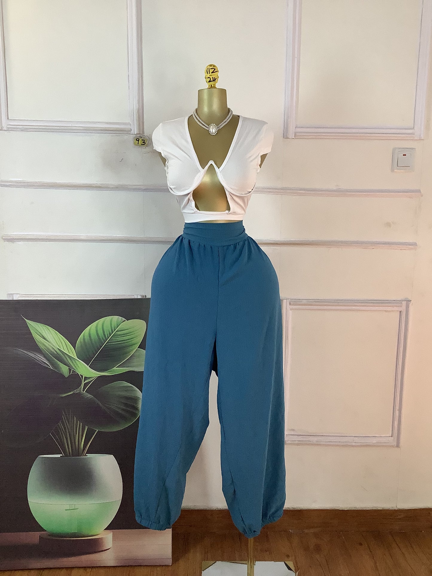 11z93 SHEIN Size 24 (pant only)