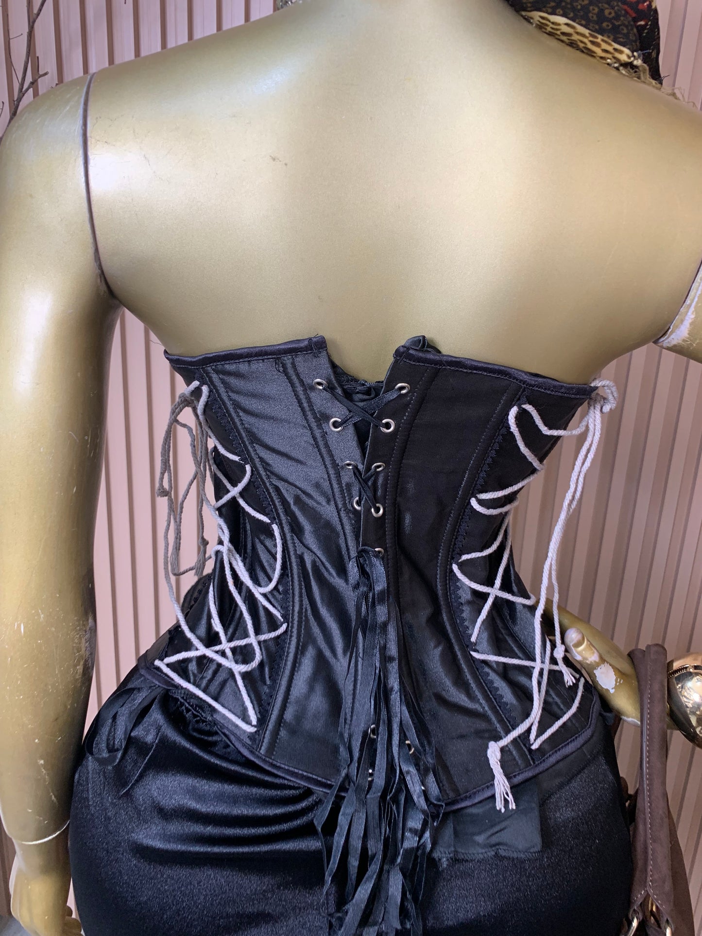 SIZE12 GLAMOUR CORSET41 COMES WITH PANT AND SKIRT