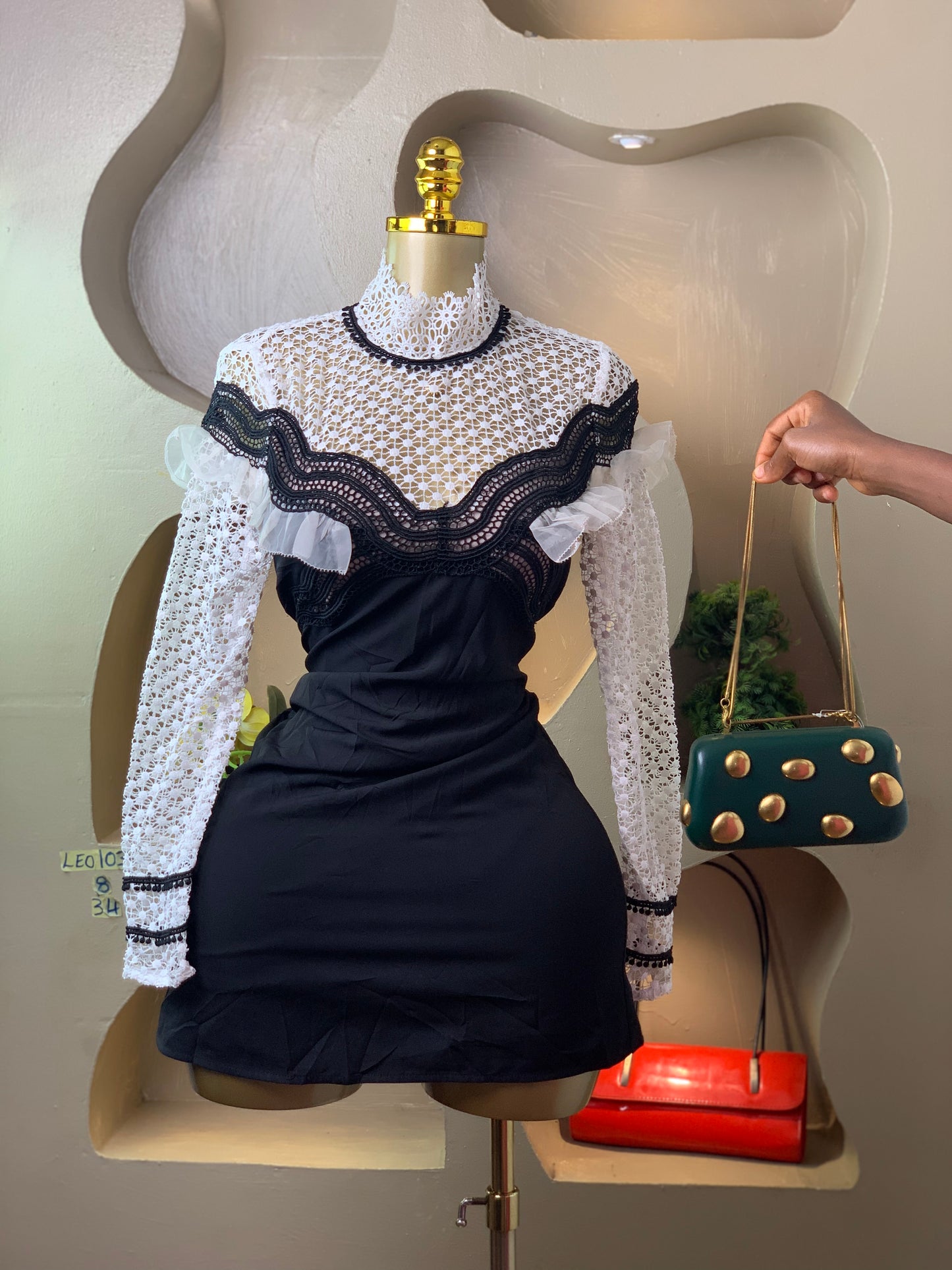 LEO103 BLACK&WHITE DRESS SIZE8 Length34