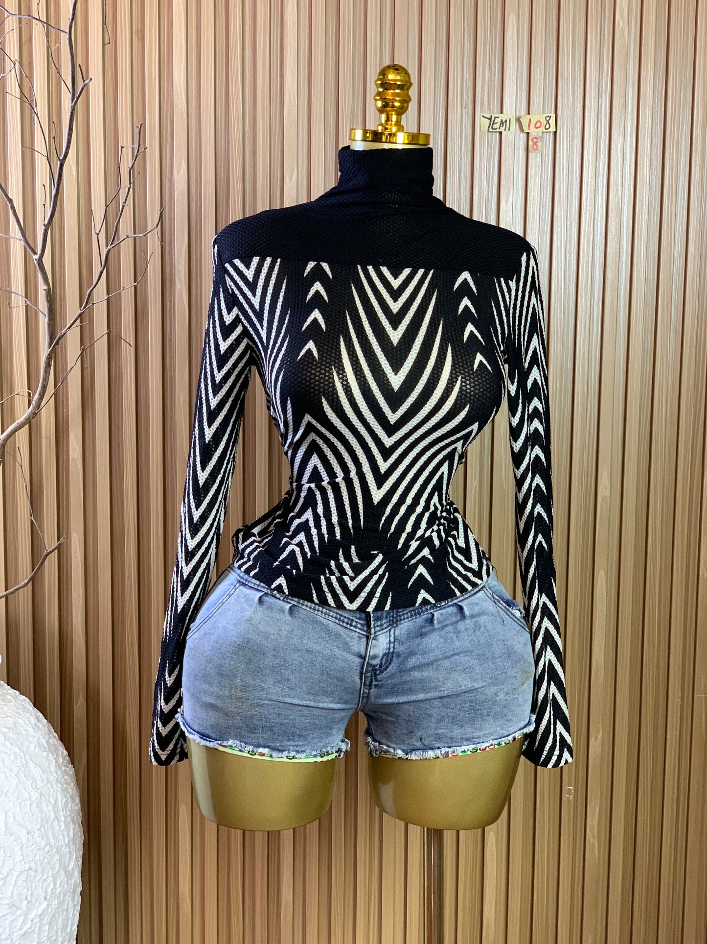 YEMI108 SIZE8(White&black top)