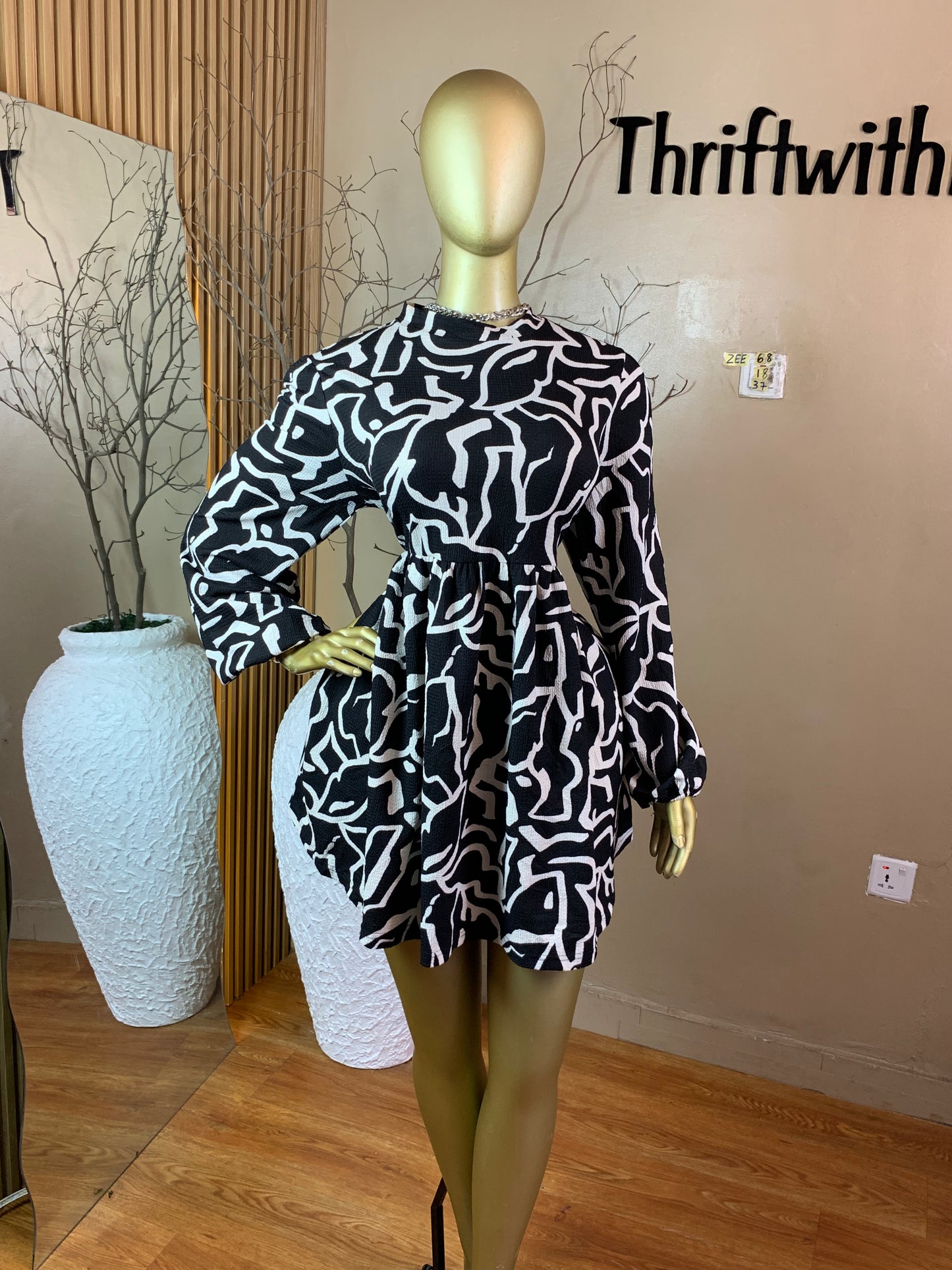 ZEE68 WHITE&BLACK DRESS SIZE18 Length37