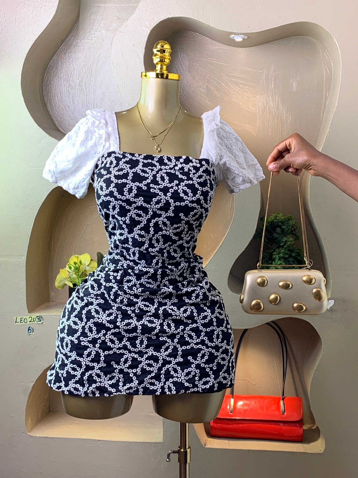 LEO203 BLACK&WHITE DRESS SIZE6