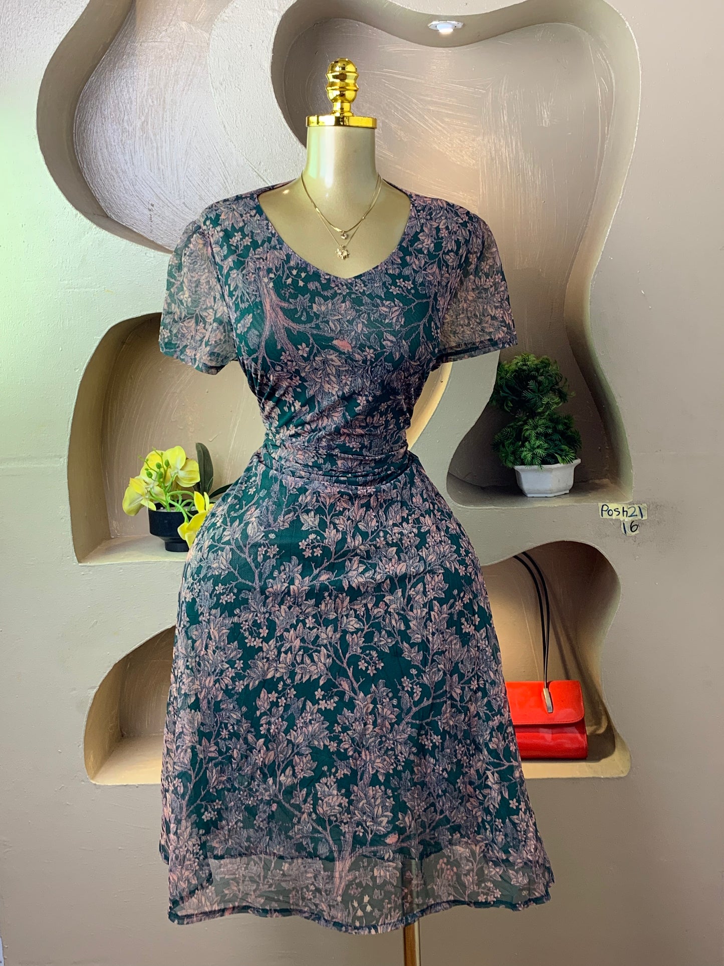 POSH21 FLORAL DRESS SIZE16