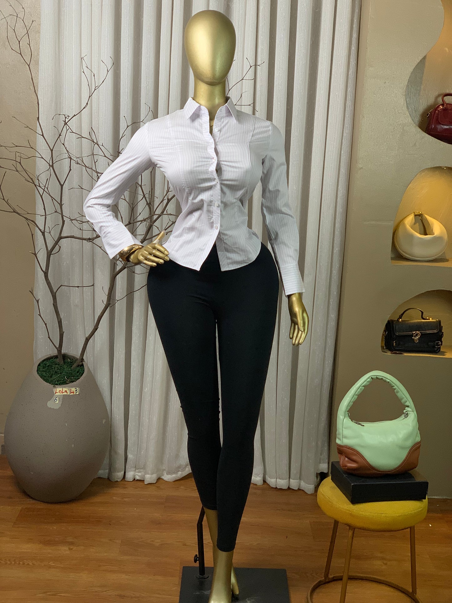 LOLA43 SIZE6 shirt only